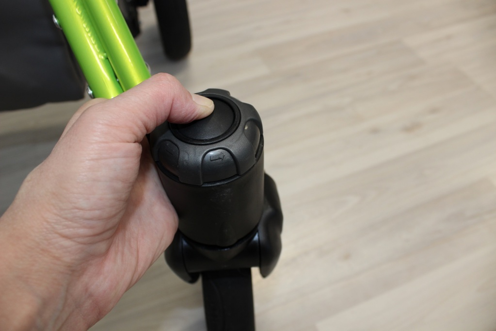 Коляска «Мева», как снять передние колеса